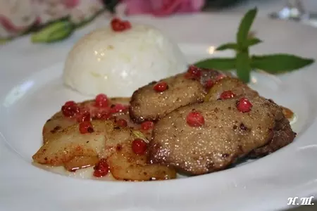 Карамелизированная куриная печень с яблоками и красной смородиной.: шаг 6