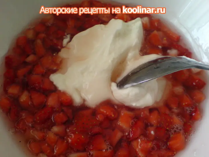 Клубничное тирамису /клубничная шарлотка: шаг 4
