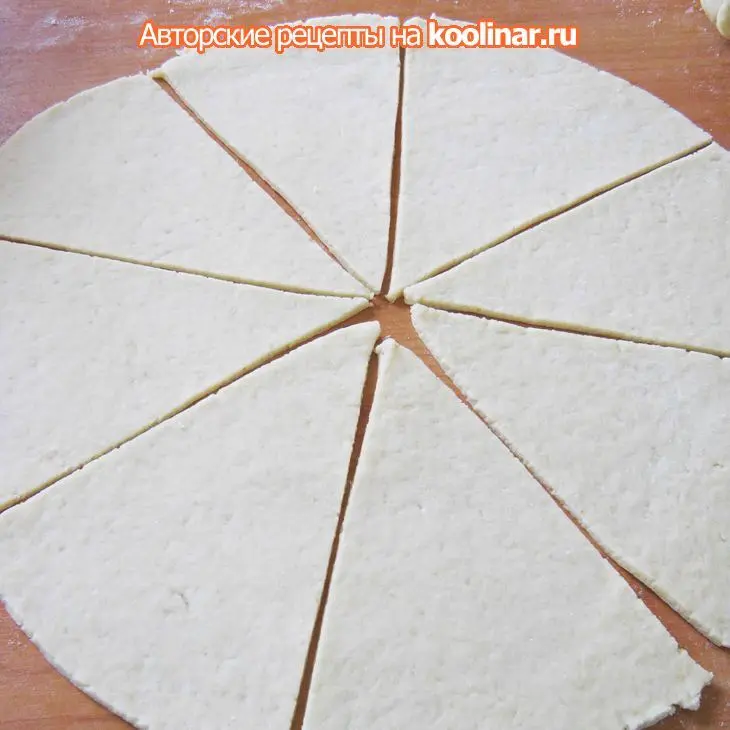 Творожные рогалики с творожно-клубничной начинкой: шаг 2