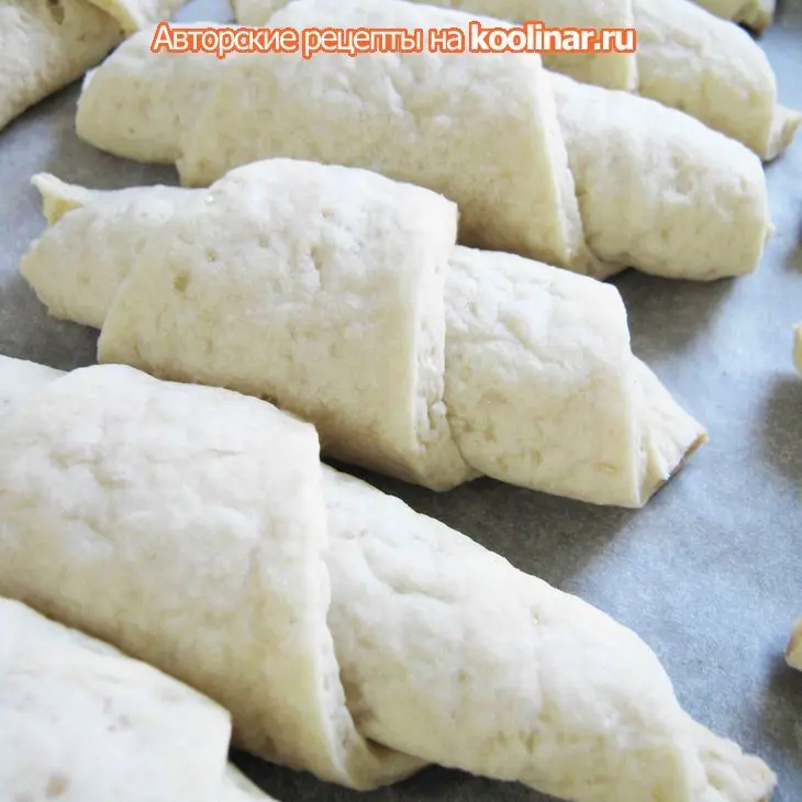 Творожные рогалики с творожно-клубничной начинкой: шаг 5