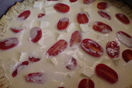 Открытый пирог с брынзой, тимьяном  и помидорками-черри/киш/: шаг 6
