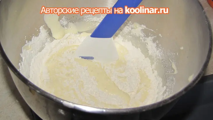 Пирог с сырной начинкой и клубникой: шаг 1