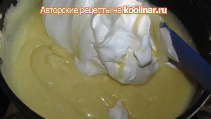Пирог с сырной начинкой и клубникой: шаг 4