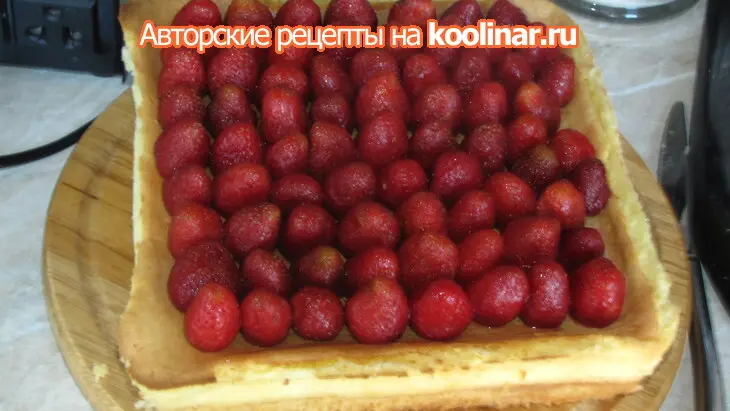 Пирог с сырной начинкой и клубникой: шаг 6