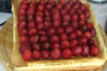Пирог с сырной начинкой и клубникой: шаг 6