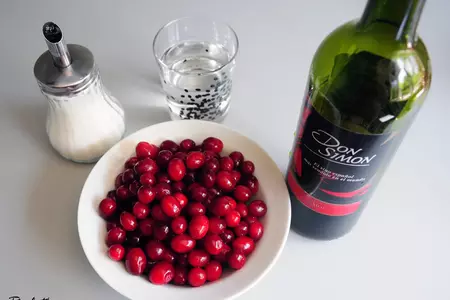 Свиное филе в беконе с жареным манго-гриль и клюквенным соусом.: шаг 1