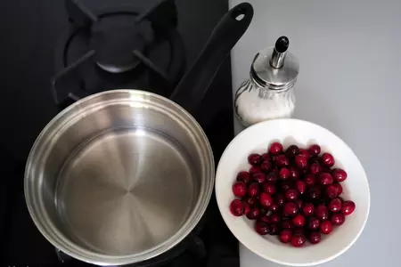 Свиное филе в беконе с жареным манго-гриль и клюквенным соусом.: шаг 2