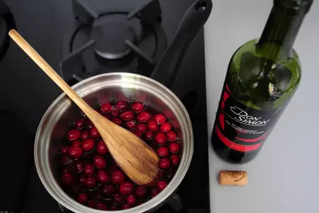 Свиное филе в беконе с жареным манго-гриль и клюквенным соусом.: шаг 3