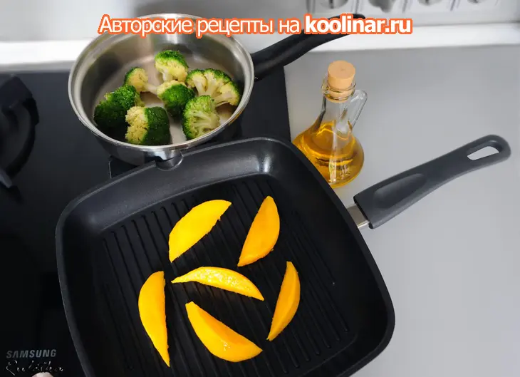 Свиное филе в беконе с жареным манго-гриль и клюквенным соусом.: шаг 6