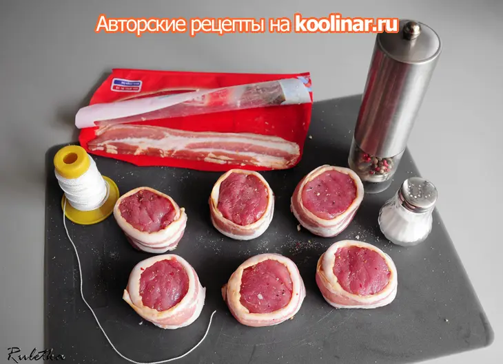 Свиное филе в беконе с жареным манго-гриль и клюквенным соусом.: шаг 9
