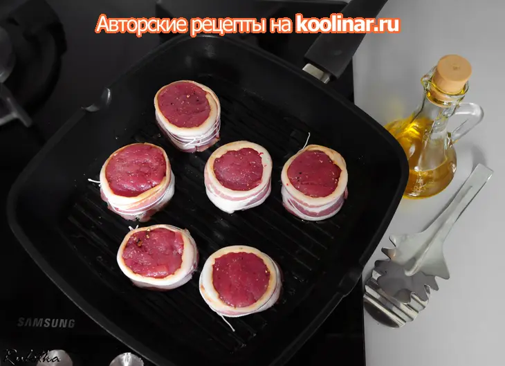 Свиное филе в беконе с жареным манго-гриль и клюквенным соусом.: шаг 10