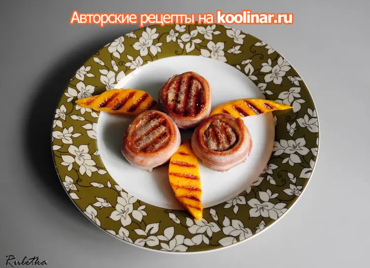 Свиное филе в беконе с жареным манго-гриль и клюквенным соусом.: шаг 11