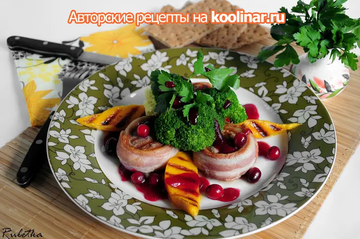 Свиное филе в беконе с жареным манго-гриль и клюквенным соусом.: шаг 12