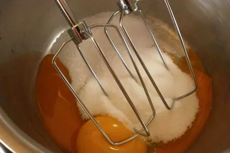 Тарт с кремом - забайон, клубникой и киви: шаг 3