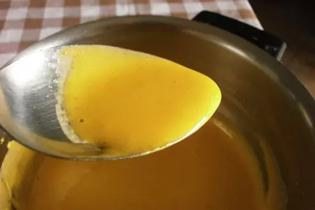 Тарт с кремом - забайон, клубникой и киви: шаг 6
