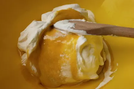 Тарт с кремом - забайон, клубникой и киви: шаг 7