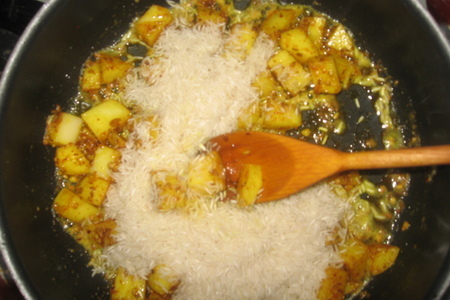 Aloo pulao (индийский плов  с картофелем): шаг 6