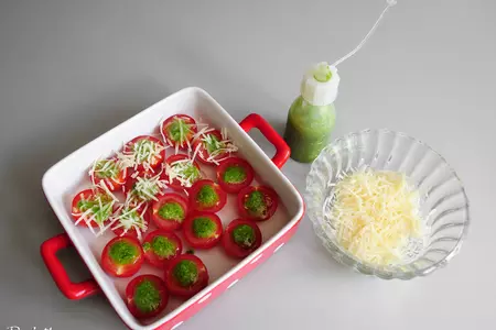 Филе лосося с картофельным пюре в цуккини, креветочным соусом и помидорами черри под песто: шаг 4