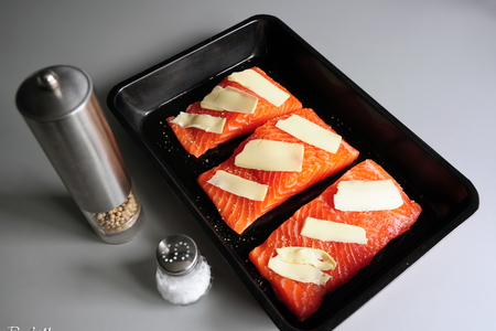 Филе лосося с картофельным пюре в цуккини, креветочным соусом и помидорами черри под песто: шаг 7