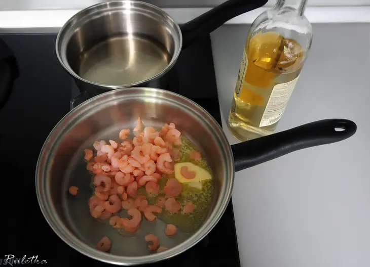 Филе лосося с картофельным пюре в цуккини, креветочным соусом и помидорами черри под песто: шаг 9