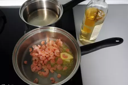 Филе лосося с картофельным пюре в цуккини, креветочным соусом и помидорами черри под песто: шаг 9