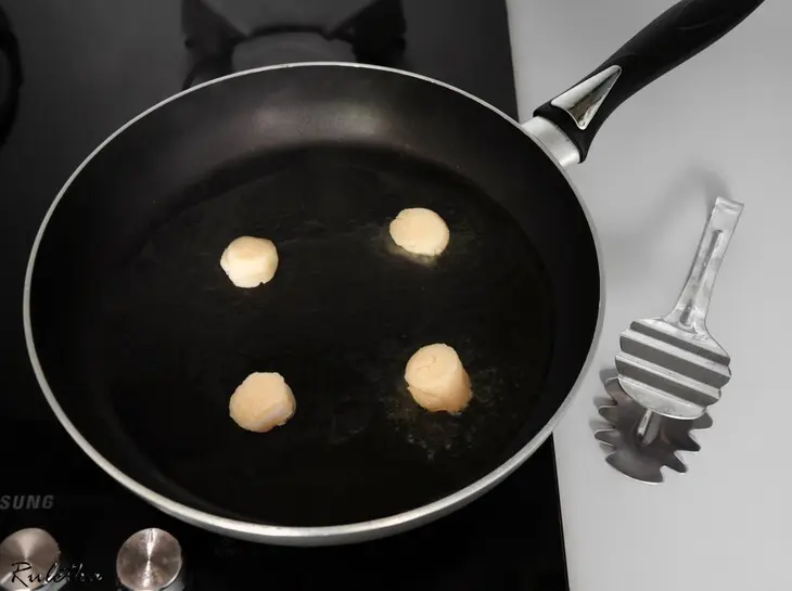 Жареные морские гребешки с помидорами конфи и спаржей.: шаг 8