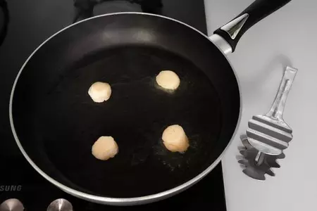 Жареные морские гребешки с помидорами конфи и спаржей.: шаг 8