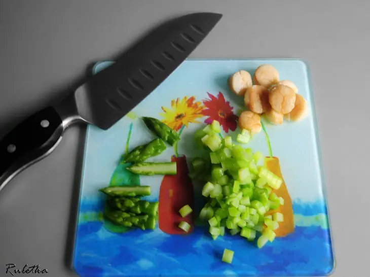 Жареные морские гребешки с помидорами конфи и спаржей.: шаг 9