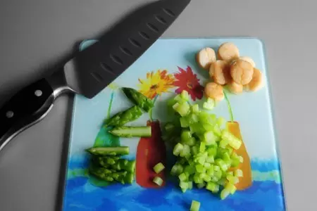Жареные морские гребешки с помидорами конфи и спаржей.: шаг 9
