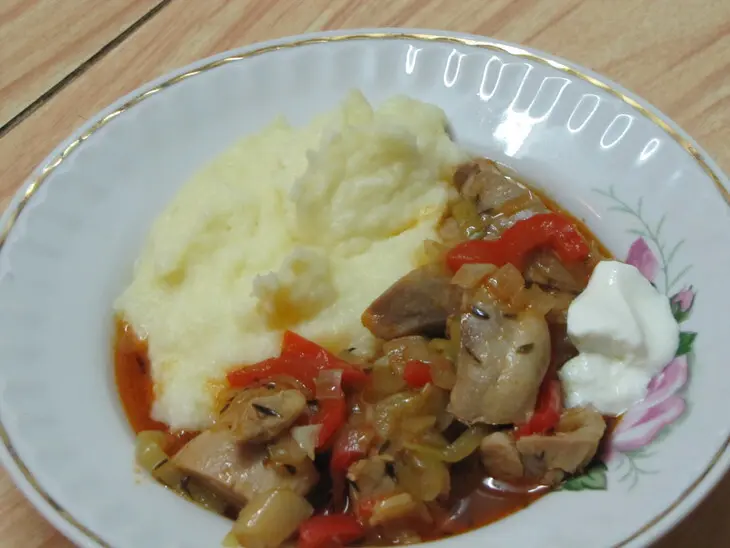 Куриный гуляш (с сезонными овощами и пряными травами): шаг 2