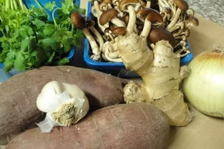Крем суп с мясом королевского краба,придворными гребешками и грибами пиоппини: шаг 2