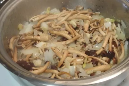 Крем суп с мясом королевского краба,придворными гребешками и грибами пиоппини: шаг 3
