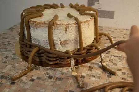 Мастер класс торт корзинка с монетками: шаг 10