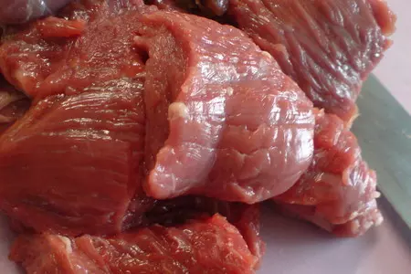 Телятина запечённая с молодым картофелем ,луком,помидорками-черри и розмарином: шаг 1