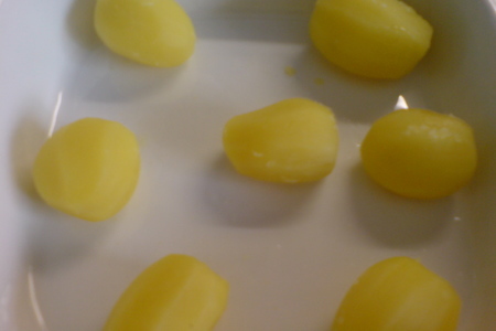Телятина запечённая с молодым картофелем ,луком,помидорками-черри и розмарином: шаг 3
