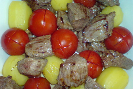 Телятина запечённая с молодым картофелем ,луком,помидорками-черри и розмарином: шаг 4