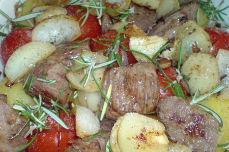 Телятина запечённая с молодым картофелем ,луком,помидорками-черри и розмарином: шаг 5