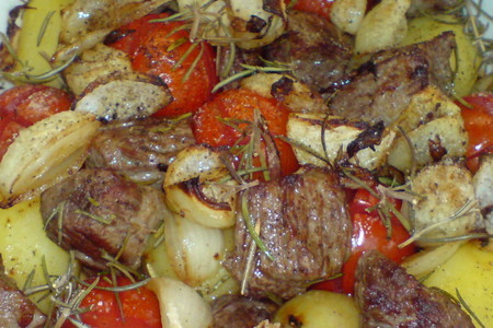Телятина запечённая с молодым картофелем ,луком,помидорками-черри и розмарином: шаг 6