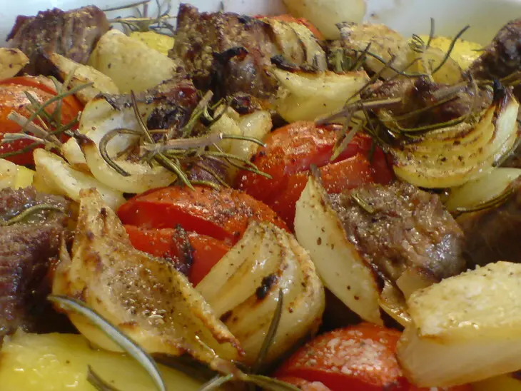 Телятина запечённая с молодым картофелем ,луком,помидорками-черри и розмарином: шаг 7