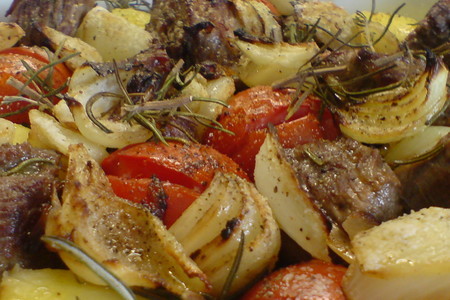 Телятина запечённая с молодым картофелем ,луком,помидорками-черри и розмарином: шаг 7