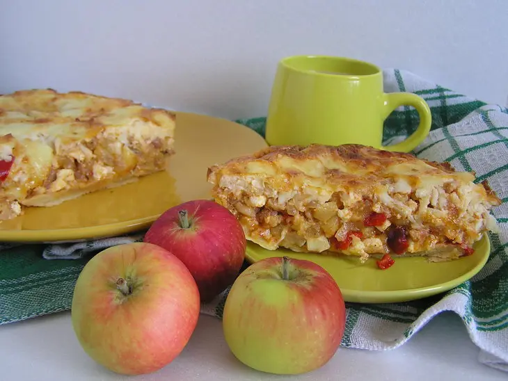 Киш с беконом, кабачком и яблоками.: шаг 8