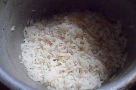 Пирожки с рисом, яйцом и зелёным луком: шаг 1