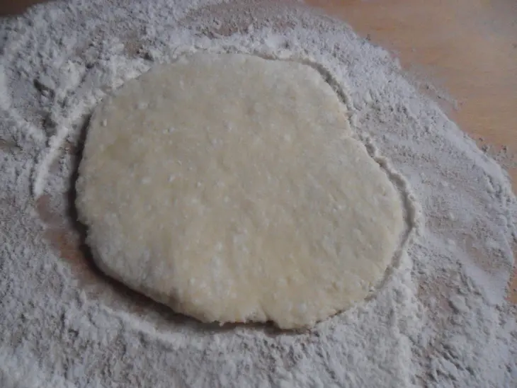 Пирожки с рисом, яйцом и зелёным луком: шаг 6