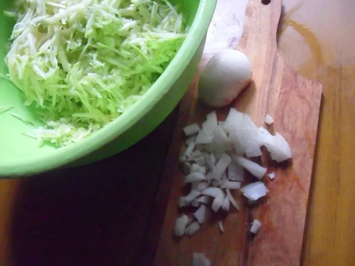 Латкес из цукини с козьим сыром: шаг 1