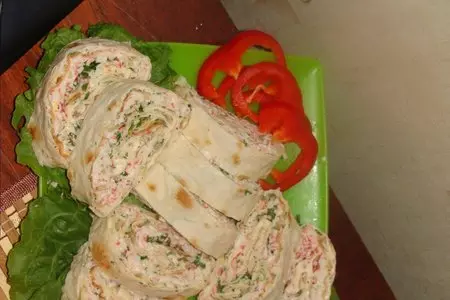 Рулет из лаваша с крабовыми палочками: шаг 1