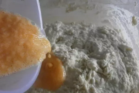 Сдобные сливочно - дынные булочки с шоколадной начинкой: шаг 2