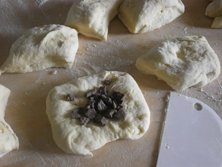 Сдобные сливочно - дынные булочки с шоколадной начинкой: шаг 4