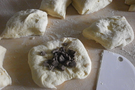 Сдобные сливочно - дынные булочки с шоколадной начинкой: шаг 4