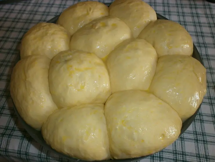 Сдобные сливочно - дынные булочки с шоколадной начинкой: шаг 6