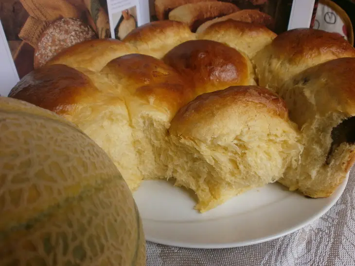 Сдобные сливочно - дынные булочки с шоколадной начинкой: шаг 8